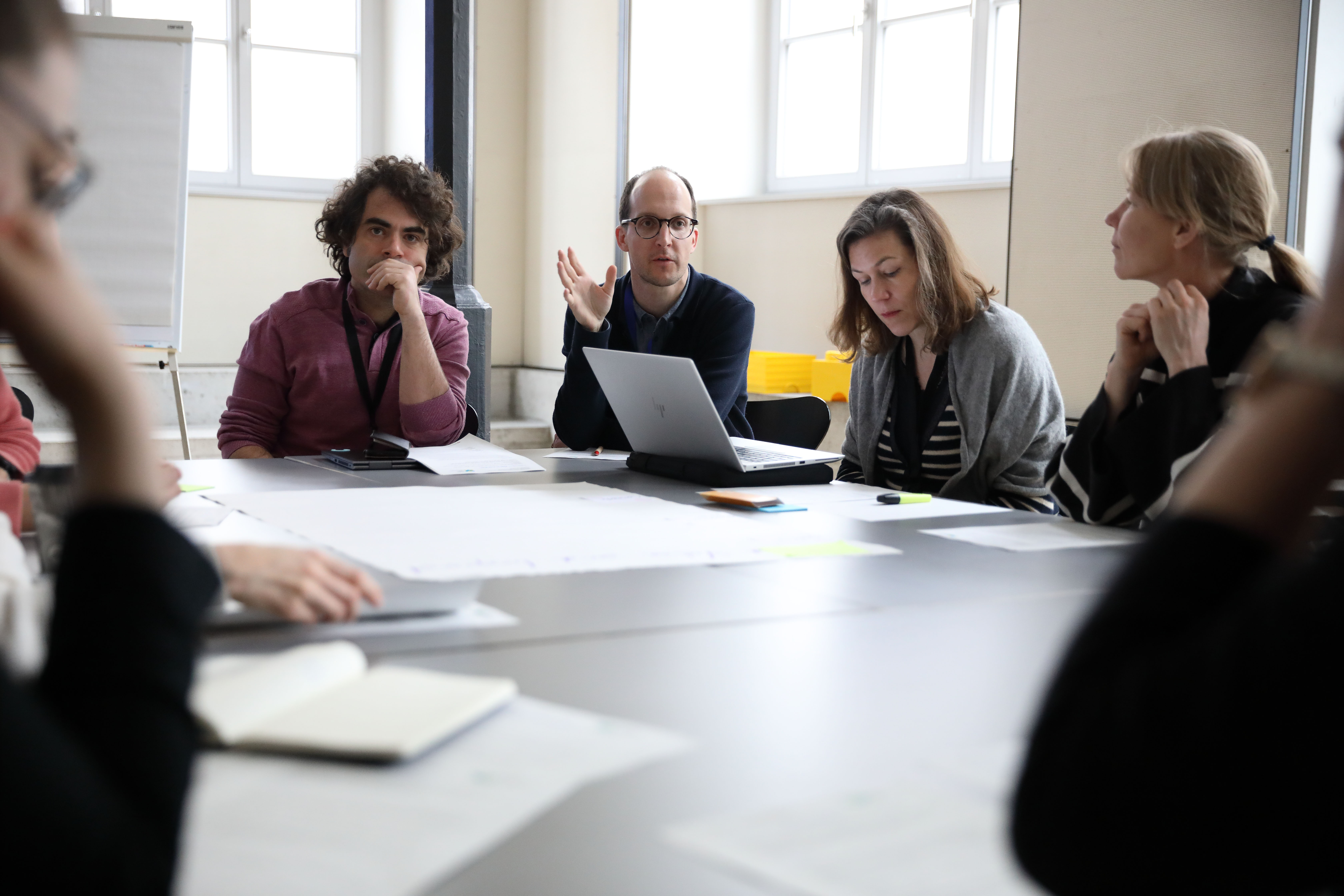 personnes autour d'une table en atelier